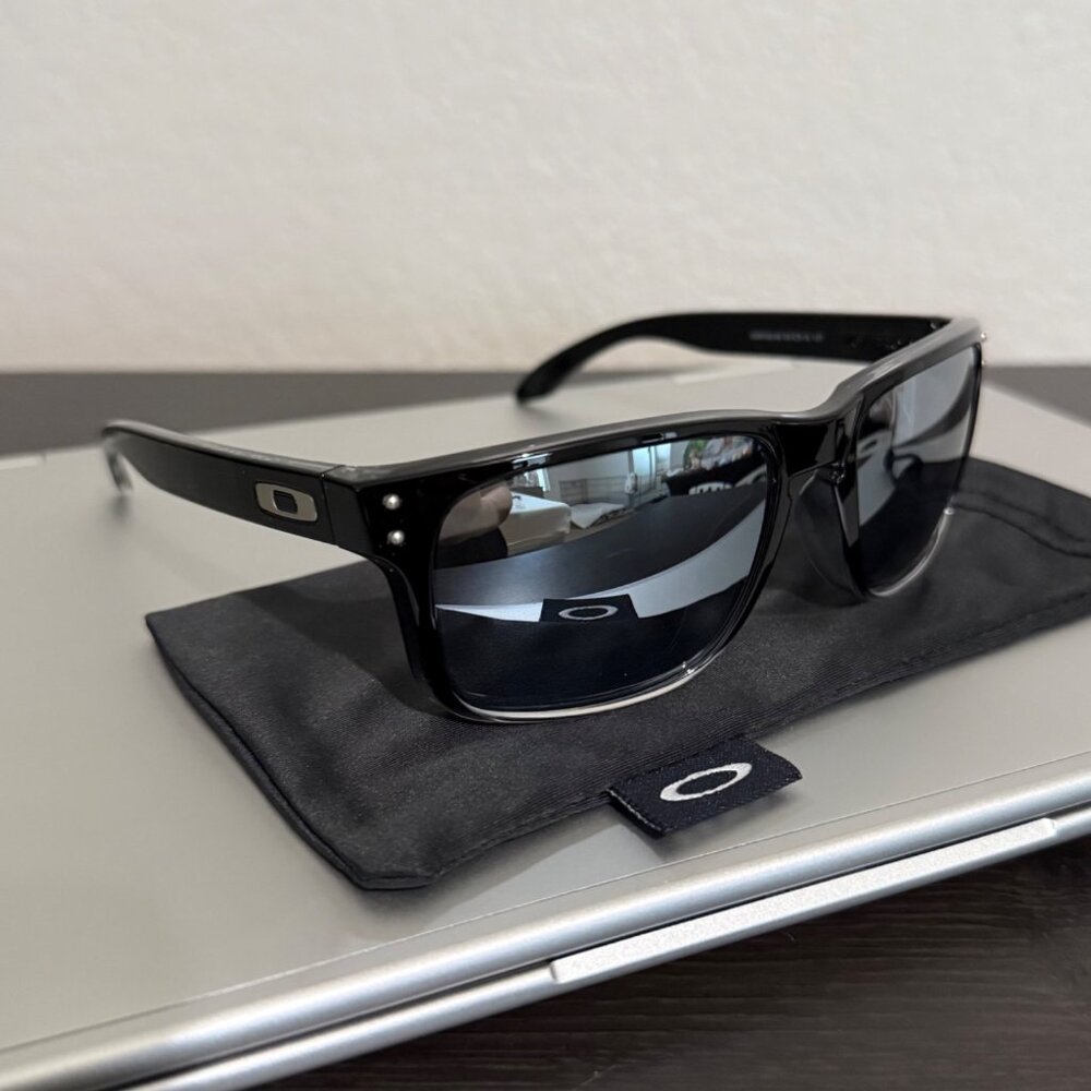 OO9102 Oakley Holbrook Two Tone Polished Frame Prizm Polarized Reflective Silver